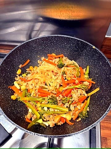 A chicken and vegetable stir fry made by a PMOS Trainers client